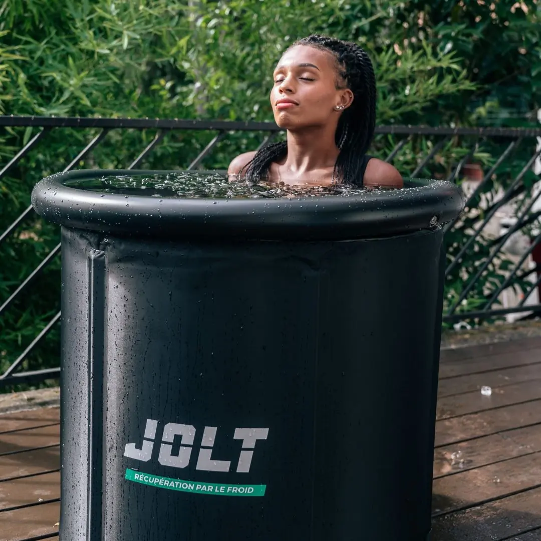 Le JOLT Ice Bath sur une terrasse.