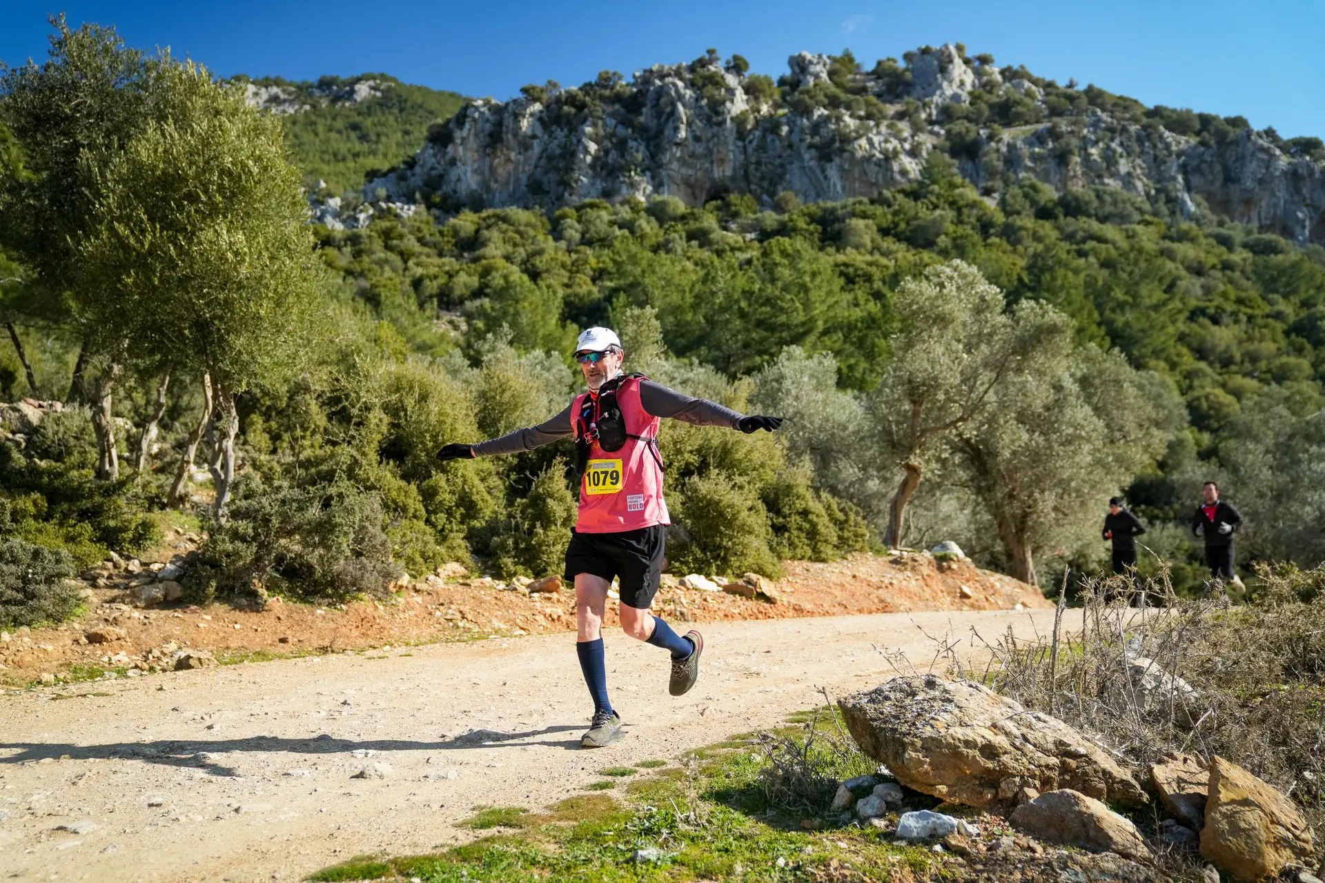 Un coureur de trail sur un chemin de pierre